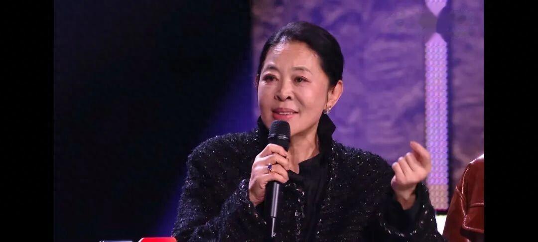 《乘风2026》初舞台直播：67岁倪萍当评委3次干预赛制引众怒！