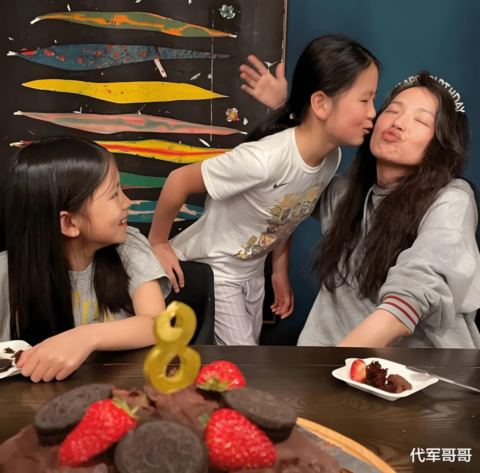 50岁林熙蕾近况曝光！15年前嫁入豪门，如今2个女儿成为她的骄傲