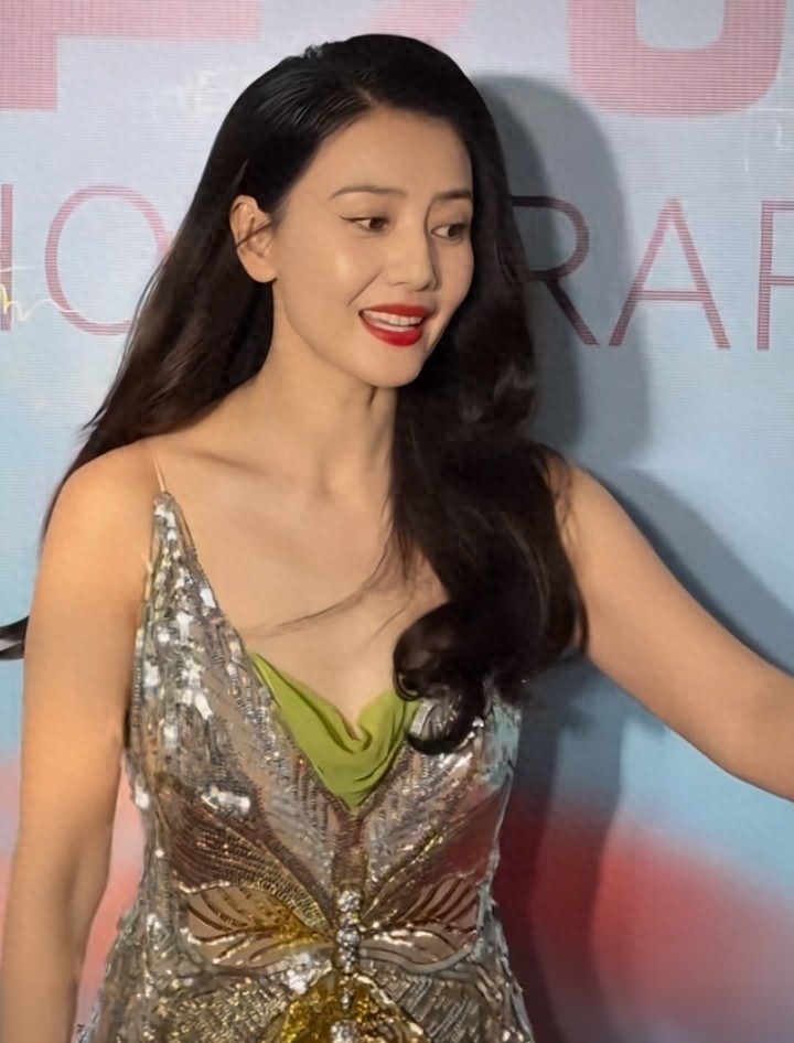 高圆圆亮相北影节，复古波浪卷发配鎏金礼服，温柔又贵气