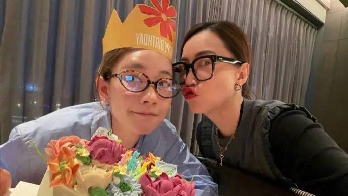 霍汶希为刘雅瑟庆生 忆五周年签约缘起 双向成就太好磕