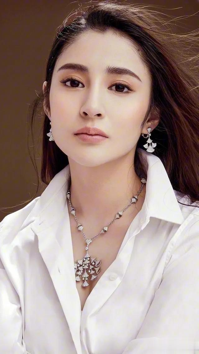 李心艾：混血美颜，古装惊艳的荧幕佳人！
