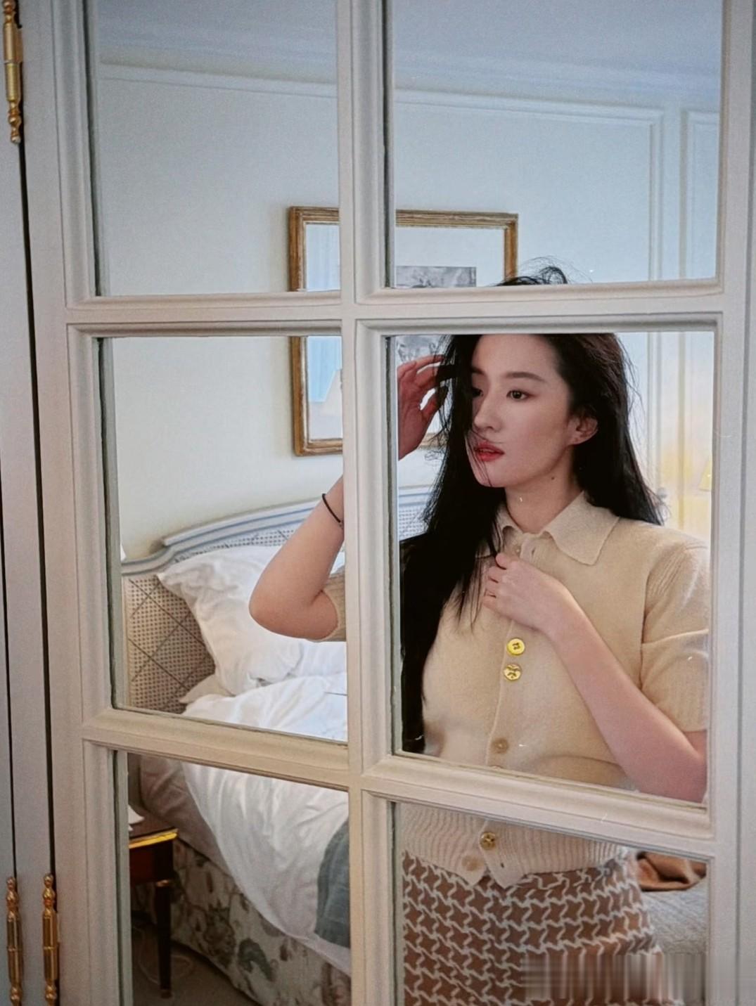 刘亦菲晒巴黎日常照!躺床上看书好慵懒,姐的腰臀比例也太好了