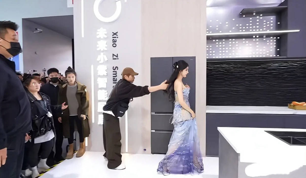 杨幂在上海参加线下活动，整个人白到发光、熠熠闪耀