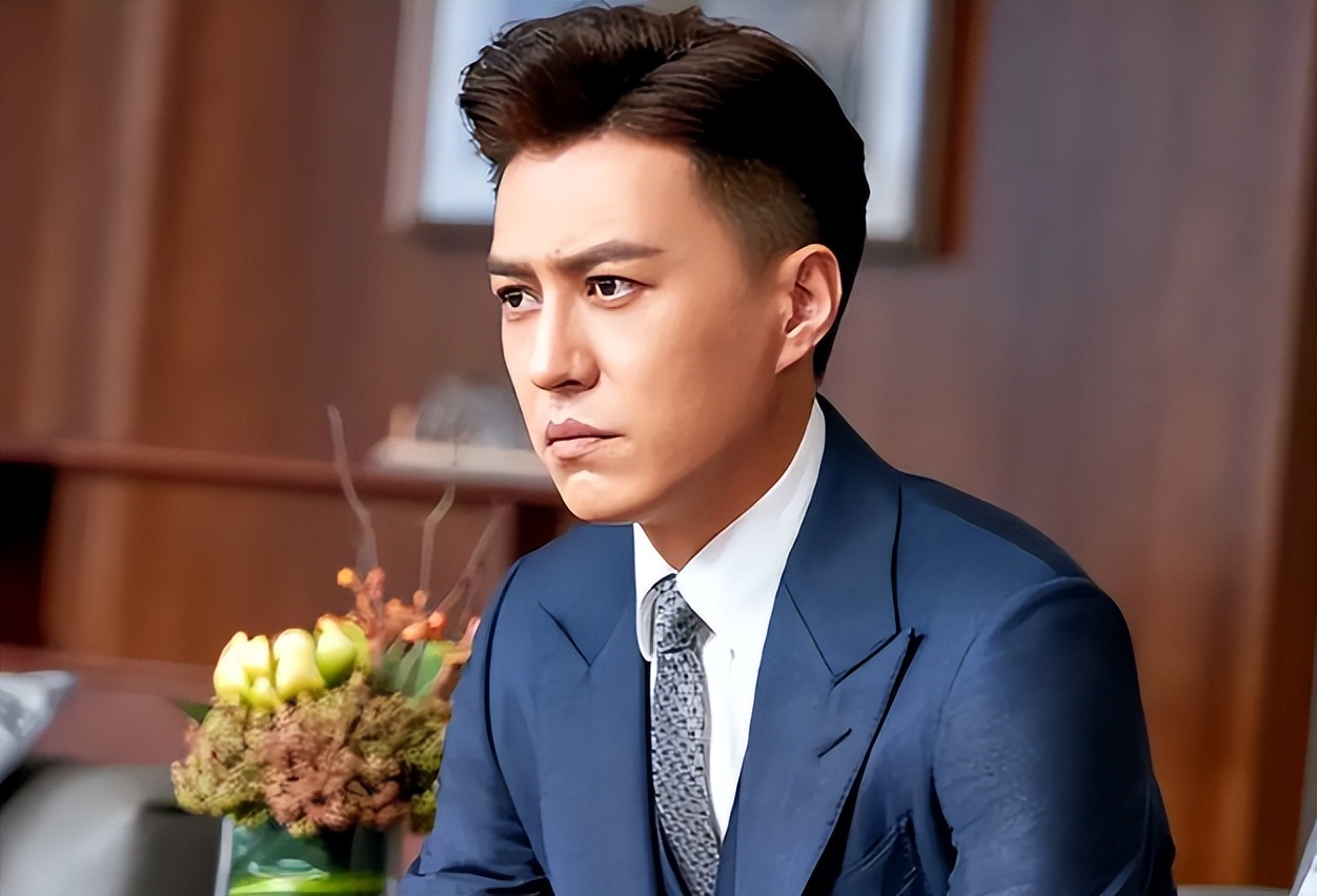 她26岁成双料影后，二婚嫁靳东高龄生下两子，今48岁美得自信从容