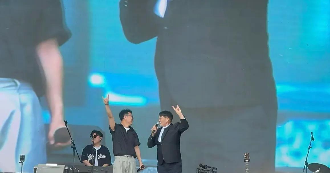 大衣哥青年音乐节被贴脸开大！粉丝拉应援南天门大将军，本人回应