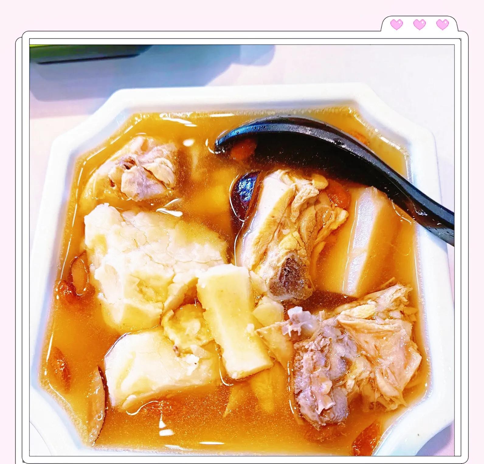 刘亦菲深夜更新动态，晒鸡汤，桌子上剧本抢镜，抱着狗狗心情好！