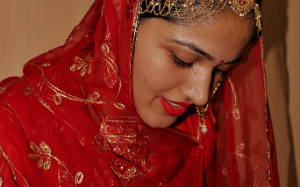 四年前她以死相逼远嫁网恋对象，四年后她想买包卫生巾，都得跪下求老公给钱。你说她后悔远嫁吗?