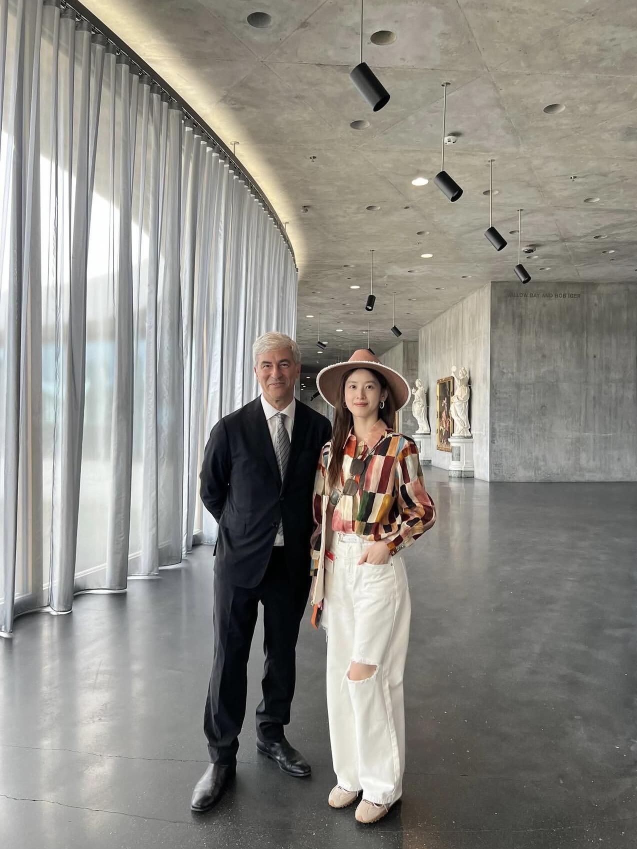 章泽天国外画展现场美拍， 状态越来越好了，比以前沉稳有气质了