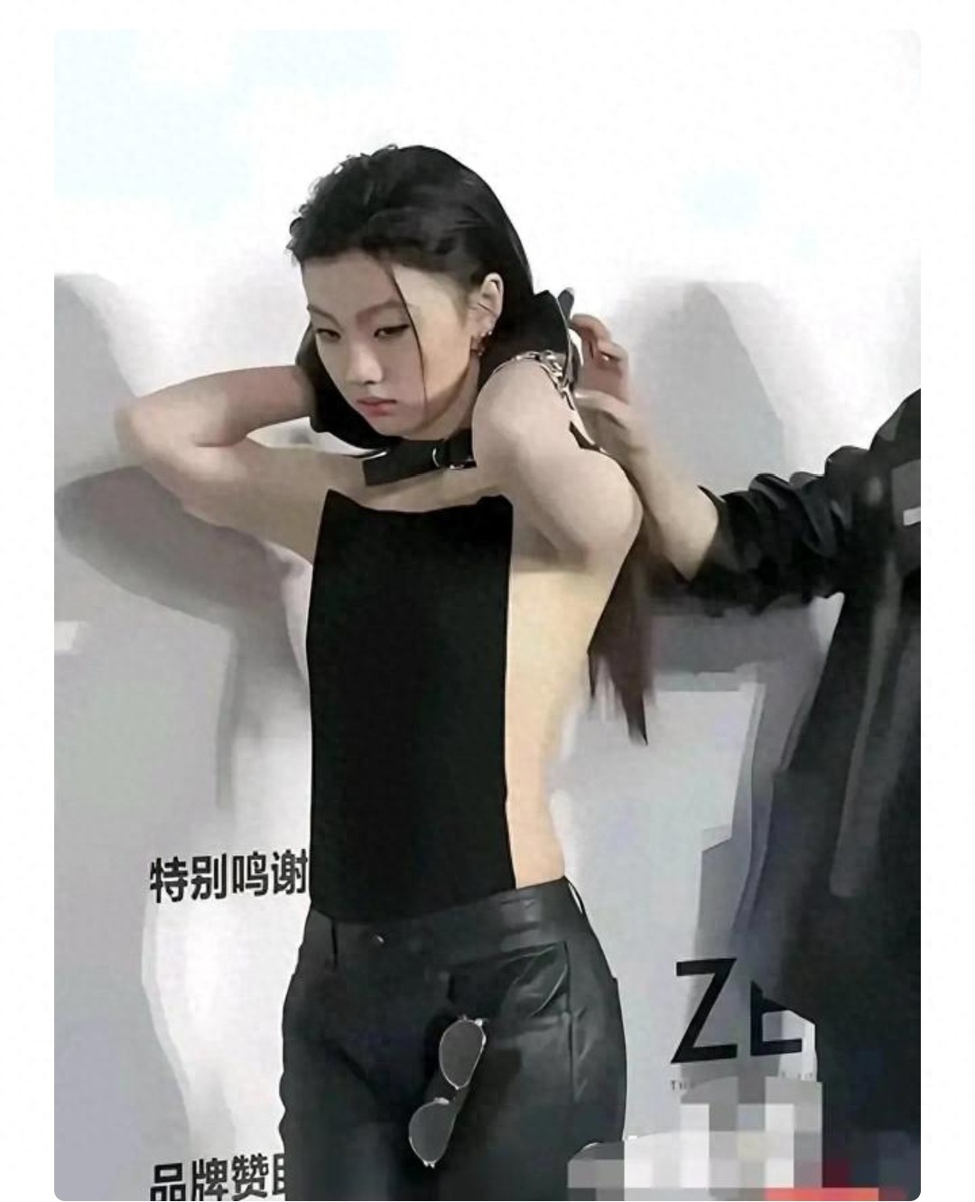 单依纯先锋穿搭火了，清冷感穿出小众高级感