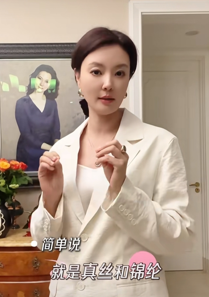 刘芳菲分享，一袭白西装，气质温婉知性，美貌与穿搭尽显高级感