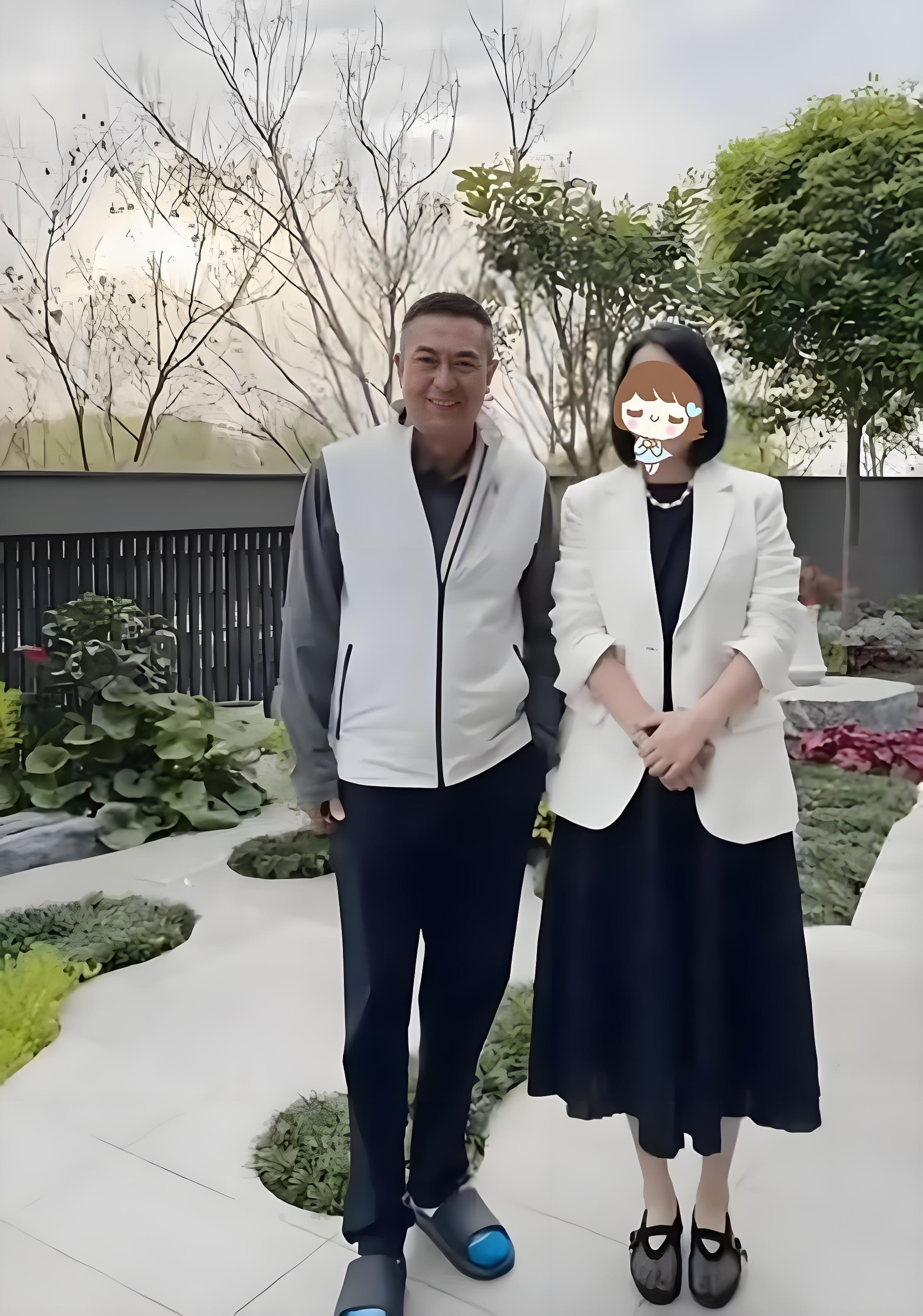 张嘉译56岁生日大别墅请客！豪华庭院全曝光，与白发对比判若两人