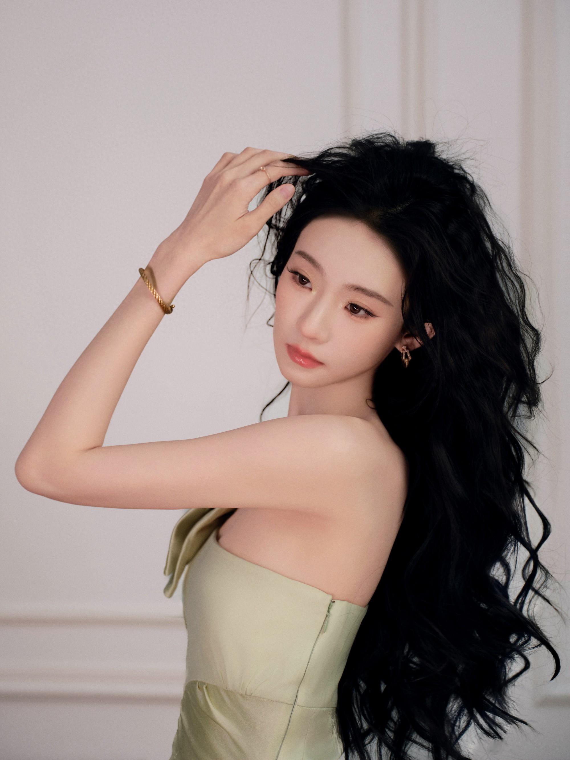 张艺凡浅绿抹胸连衣裙，春天的味道