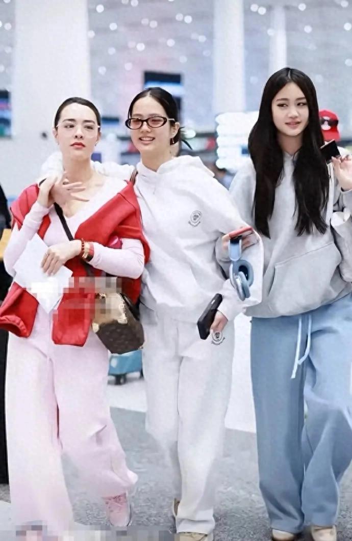 钟丽缇一家亮相机场，三个女儿并肩一起走，个个貌美如花！ ???