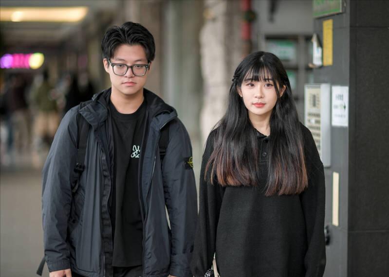 袁惟仁设灵太唏嘘！女儿化大浓妆，儿子灵堂合影微笑比剪刀手