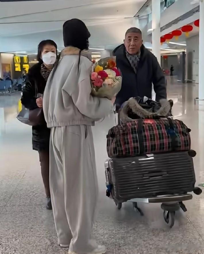 港星郑希怡2月8号带着女儿回了老家上海过年，她爸妈在机场接机
