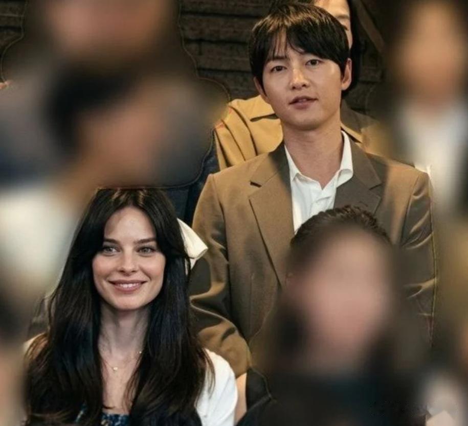 宋仲基与宋慧乔离婚6年后，首度携二婚外籍妻子公开亮相