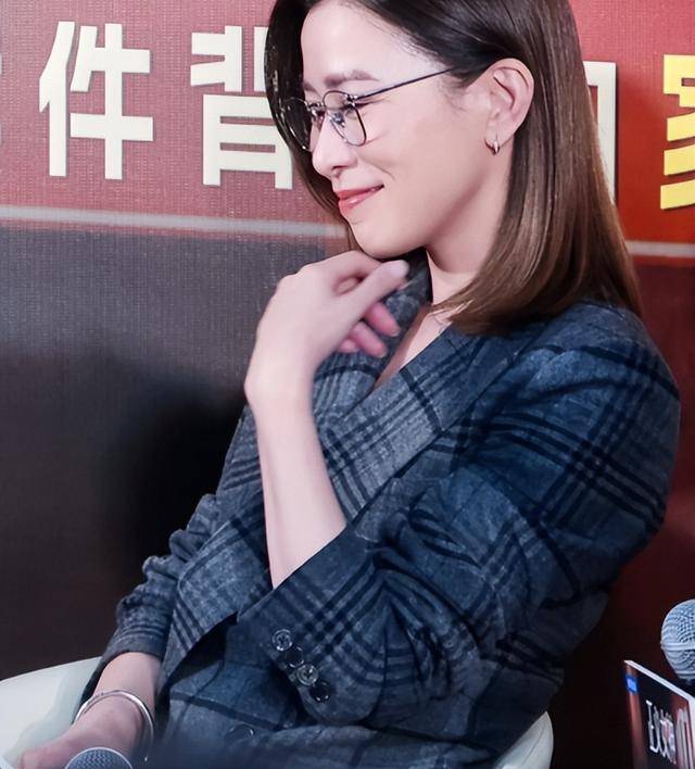 51岁佘诗曼现身新加坡,生图下脸凸有褶子,穿红衣遭吐槽像服务员