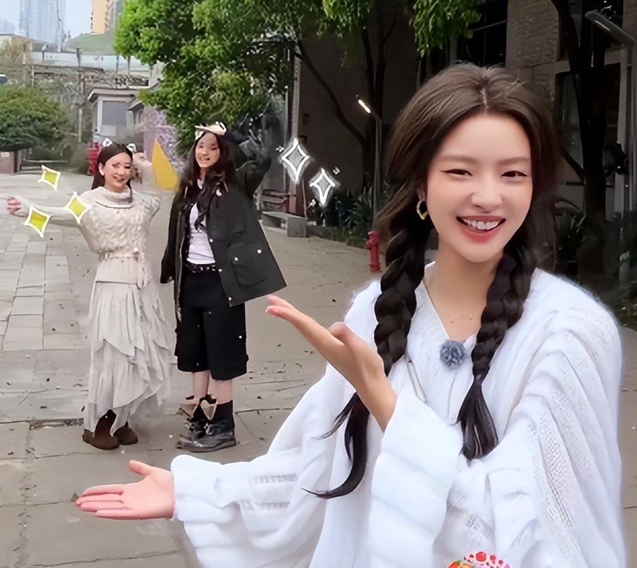 方媛上综艺罕见跳舞！个子矮小看着像一米五，和女星同框一脸姨味