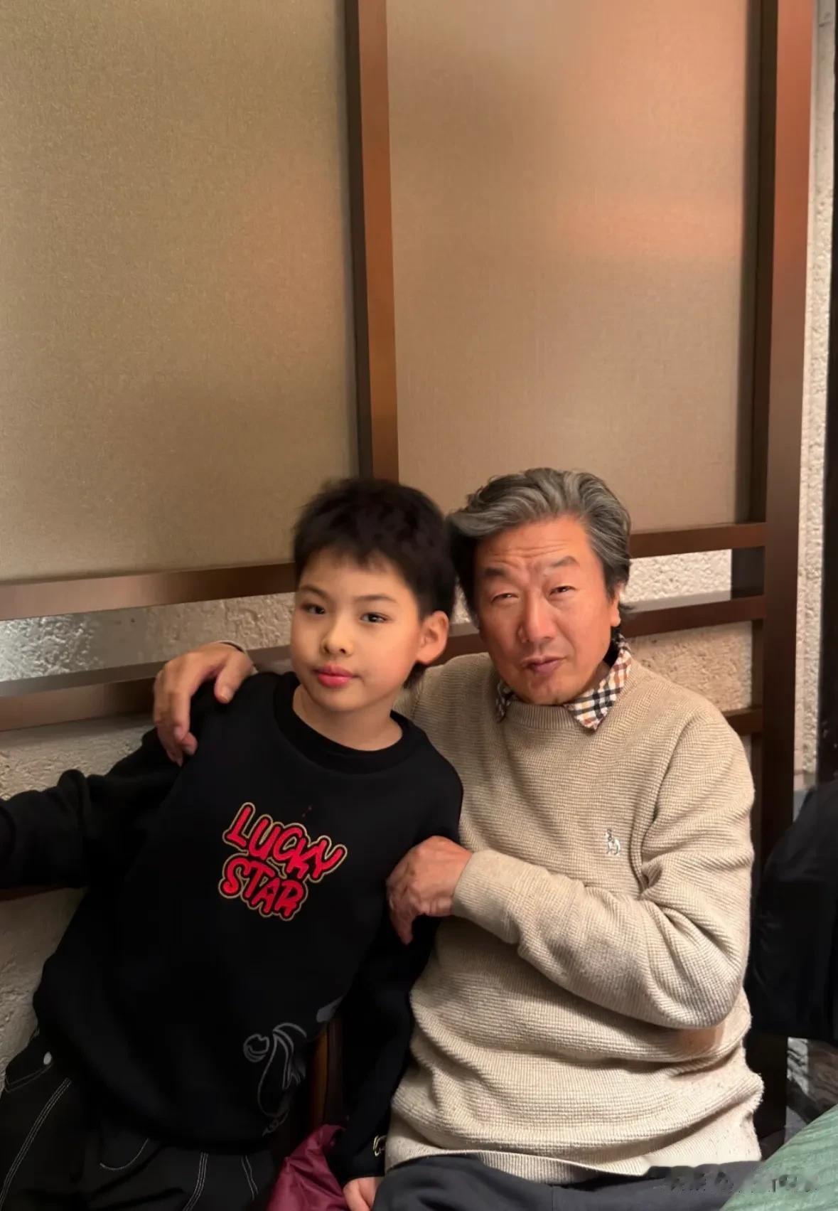 刘璇陪老公回成都，一家六口合照曝光，80多岁公婆年轻得像60后