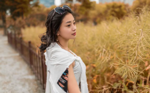 舅舅嫌我啃老，妈妈拿我钱装穷，我带着银行卡住别墅让他们彻底傻眼