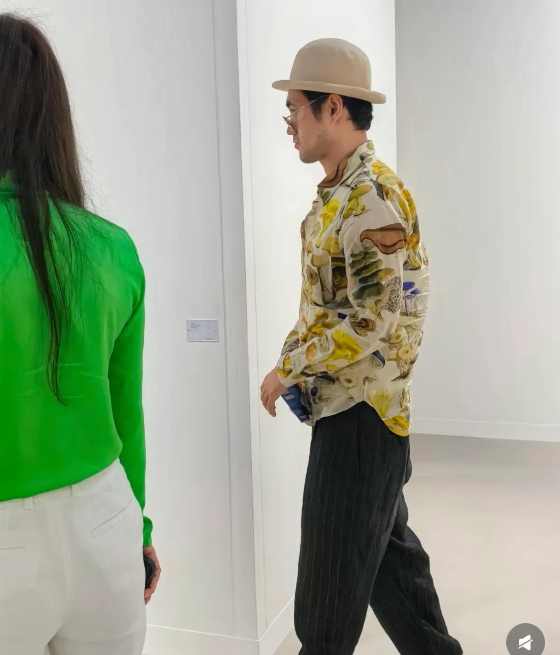 邓文迪戴黄金手镯看展，林志玲穿红裙漂亮，章泽天素颜很青春！