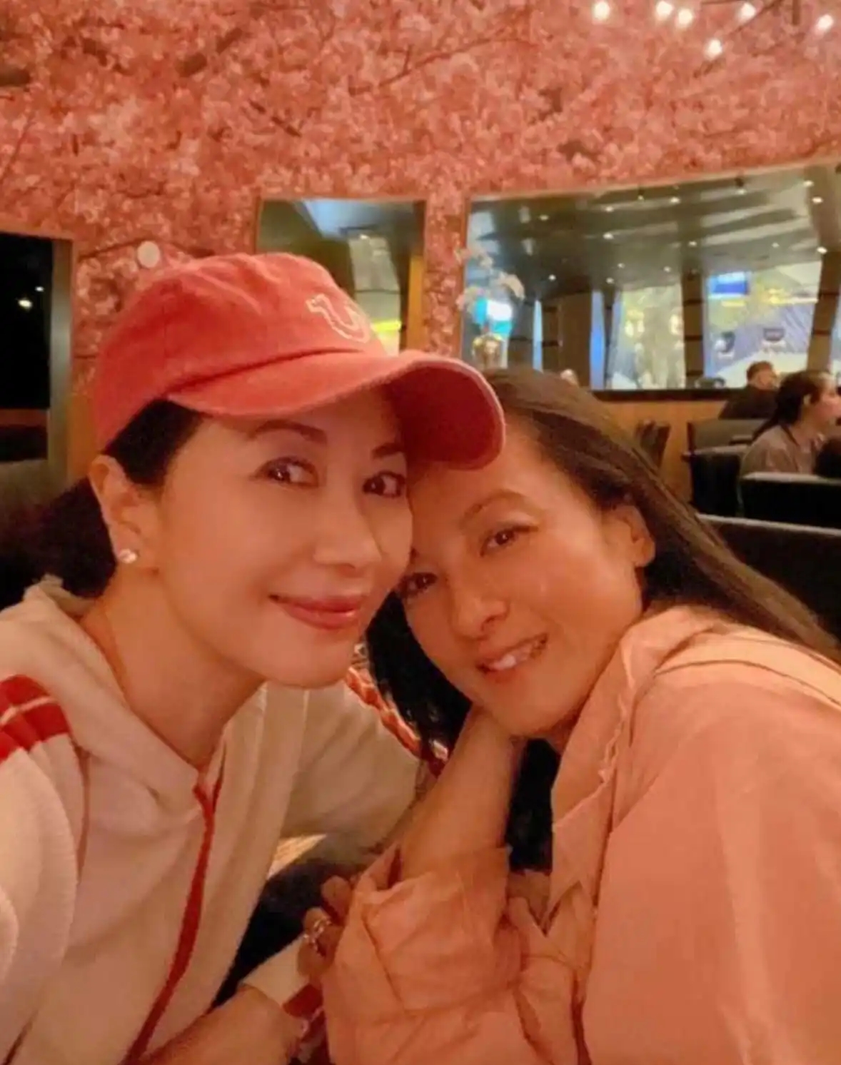 她嫁国外丈夫，生了3个孩子了，依旧可以穿年轻时的衣服