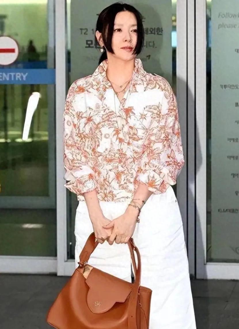 54岁李英爱增肥后大变样！穿印花衬衫+七分裤好洋气，差点认不出