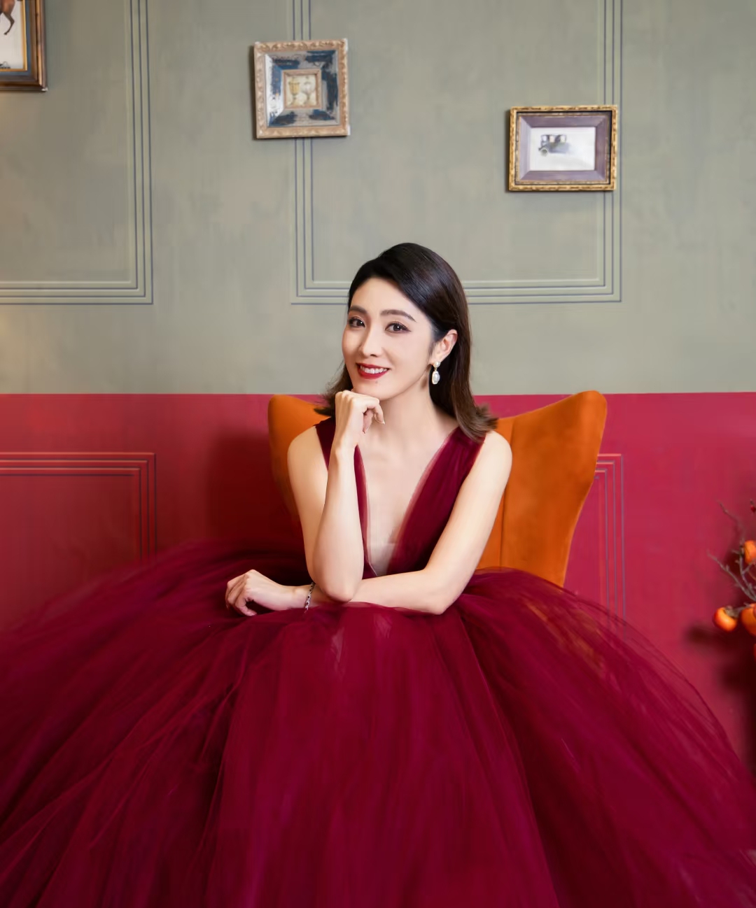 何卿分享美照，一袭酒红深V纱裙，浅笑间诠释复古优雅之美