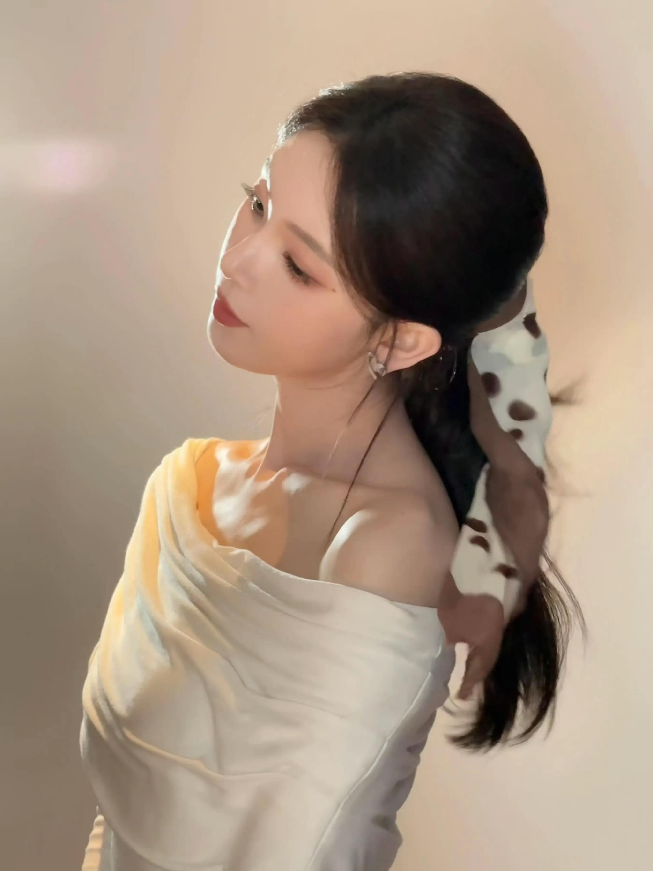 陈瑶，温婉丝巾发带造型。