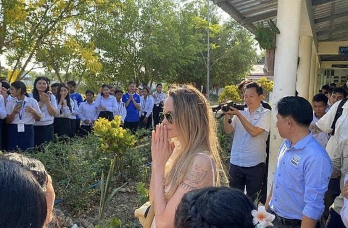 好莱坞巨星安吉丽娜朱莉现身柬埔寨，网友却热议：看这脸不像本人