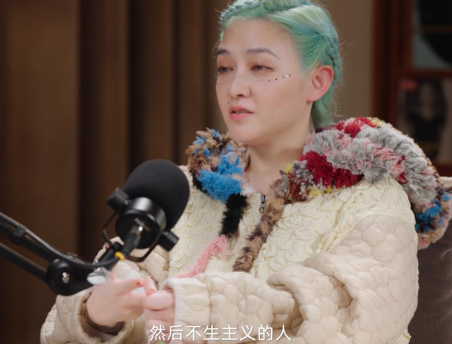 48岁范晓萱不婚不生，不敢参加《浪姐》，首谈2025年逝去的亲朋