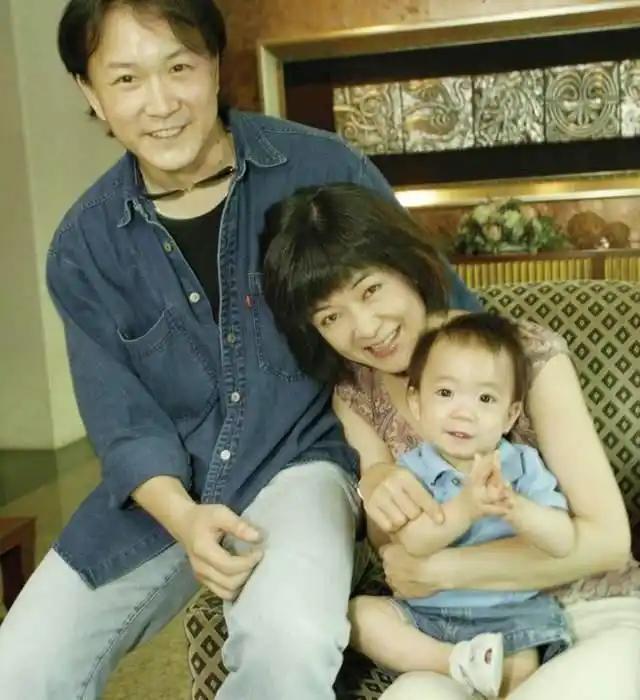 她与前男友分开后，43岁高龄产子，如今成人生赢家
