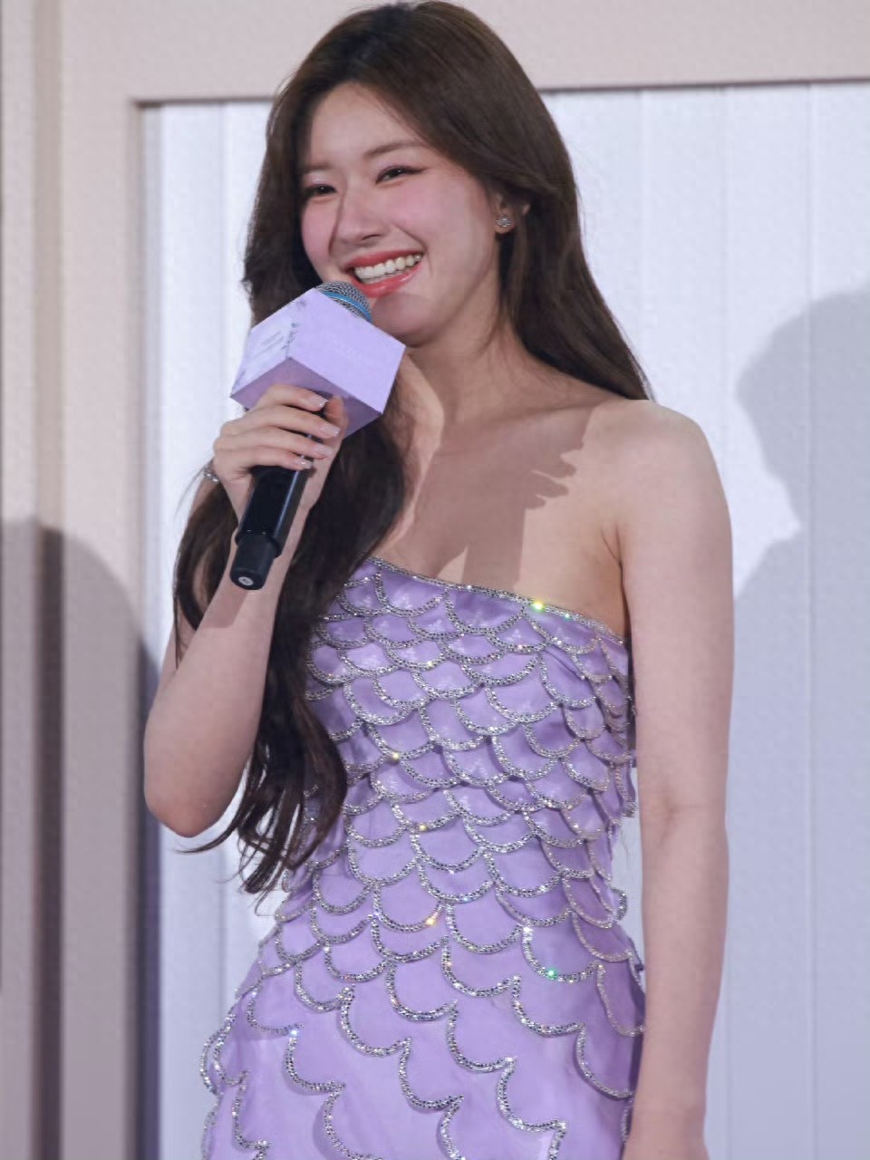 赵露思 鳞片抹胸裙太美了