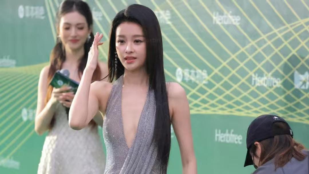 孙怡这颜值、美脚，真的越看越上头