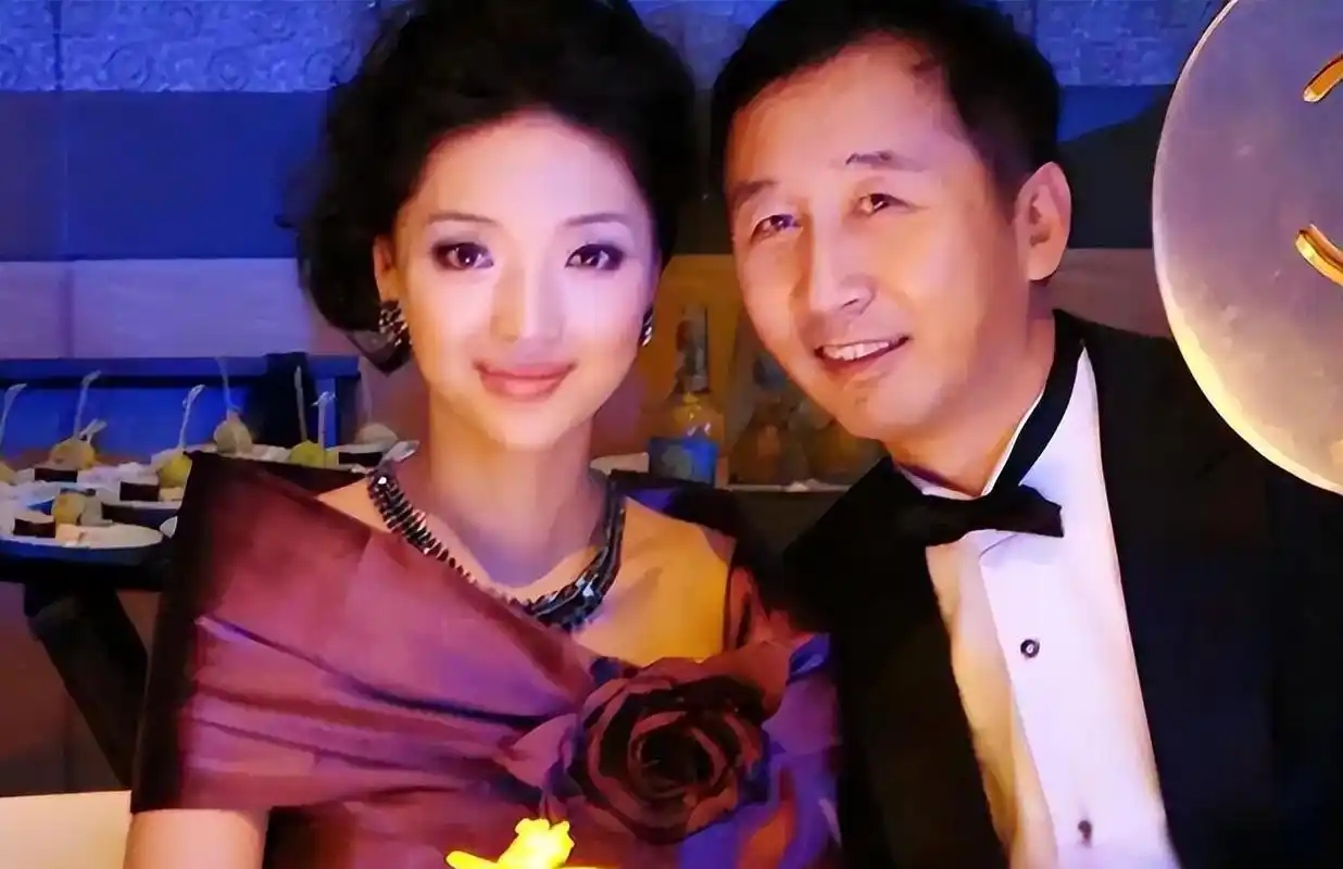 原来他们是两口子，相差20岁，丈夫是导演，为妻子量身定做女主角