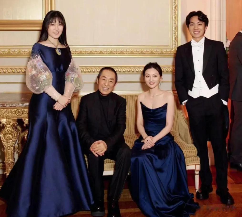 张艺谋44岁老婆陈婷现身!穿黑皮衣身材苗条像贵妇,年轻的像34岁