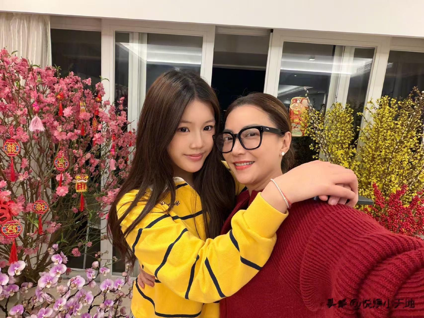 阿娇年初二晒聚会照!闺蜜四人组到齐,被霍汶希女儿近照惊艳到了