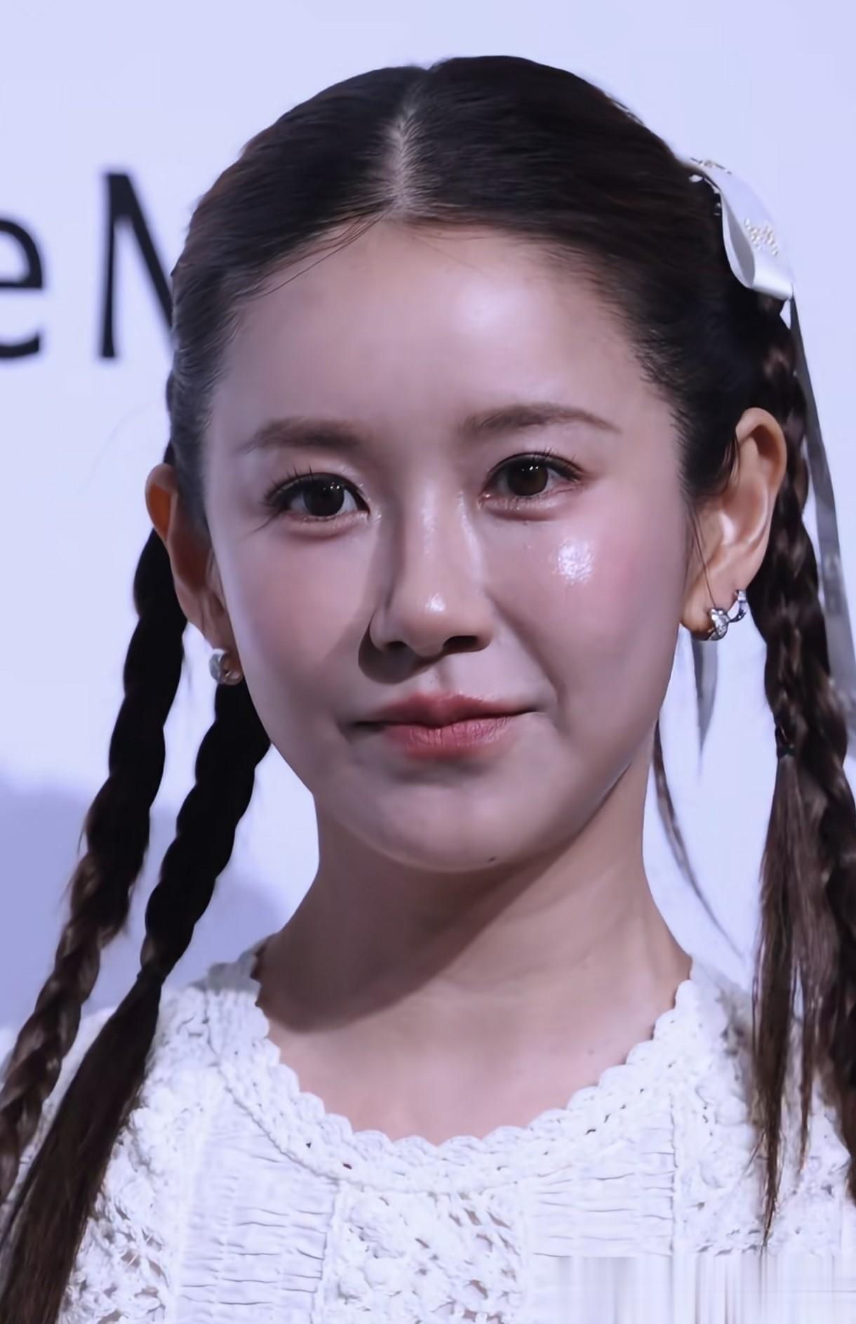 陈赫二婚老婆罕见走红毯！脸肿胀、油成猪刚鬣，网友：都是玻尿酸