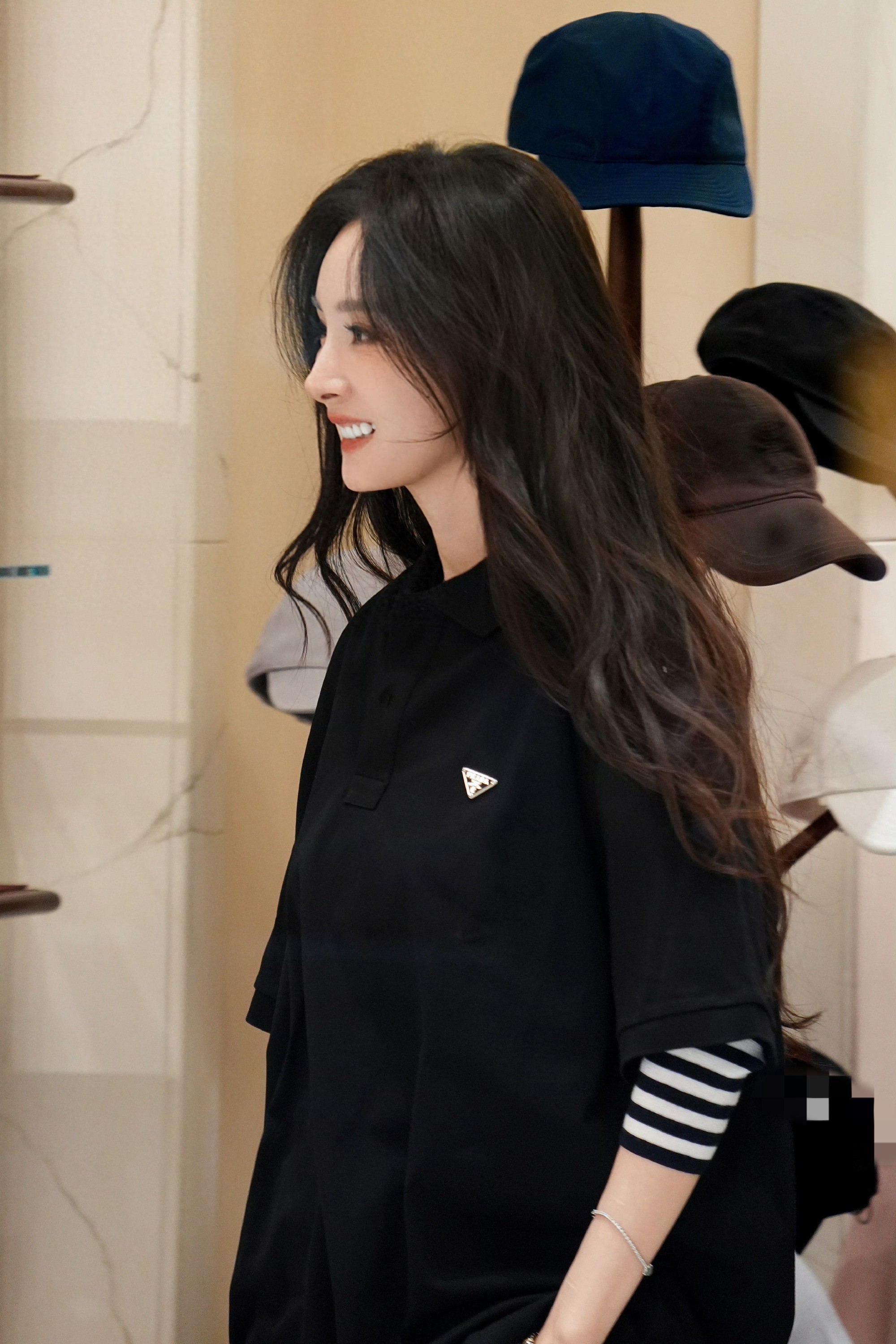 杨幂米兰逛普拉达店,试件新衣服,笑得好开心