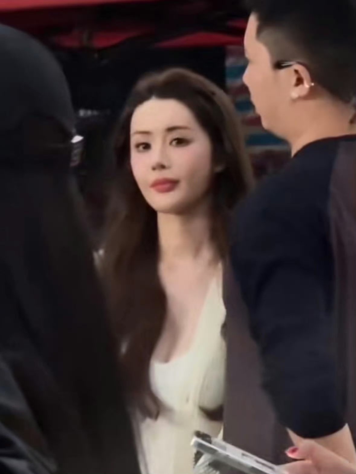 韦雪最新美照，她的脸怎么了 ???