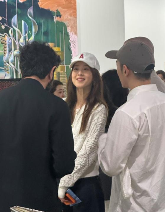 33岁章泽天在香港看艺术展被偶遇，她戴着鸭舌帽，打扮好少女