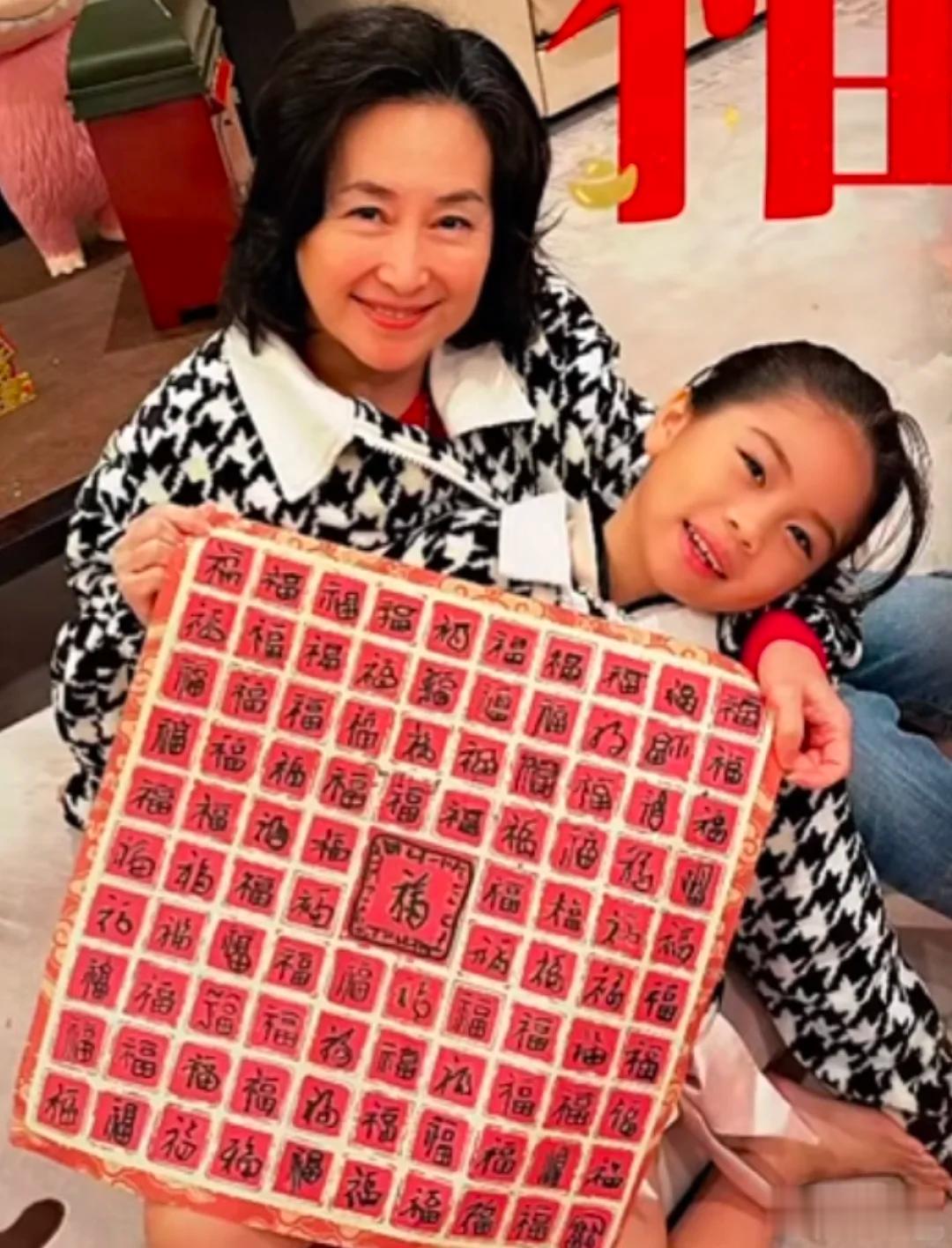 何超琼到何超盈豪宅过年！姐妹俩又搂又抱，跟6岁外甥女穿亲子装