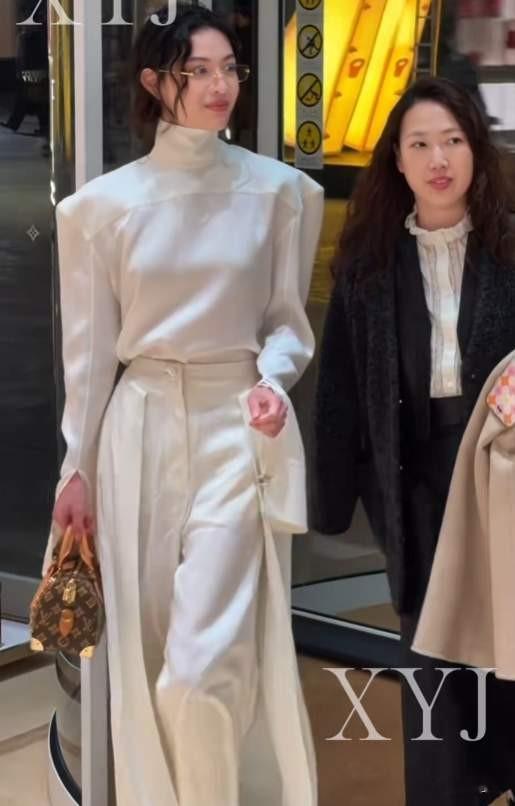 北京这一晚，周冬雨重回颜值巅峰，欧阳娜娜身材离谱，巩俐秒全场