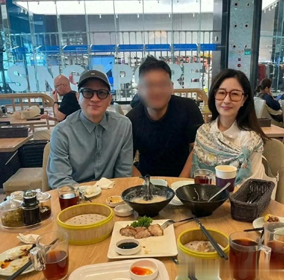 62岁张家辉和老婆关咏荷在新加坡餐馆喝早茶被偶遇,状态真好