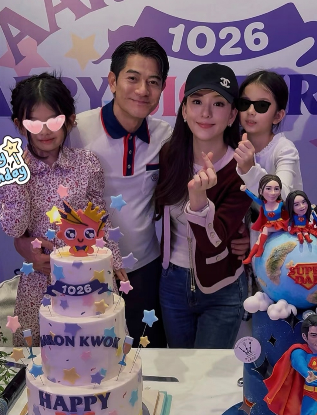 陈凯琳晒与三个儿子合影，美得像芭比娃娃，儿子们比爸爸郑嘉颖帅