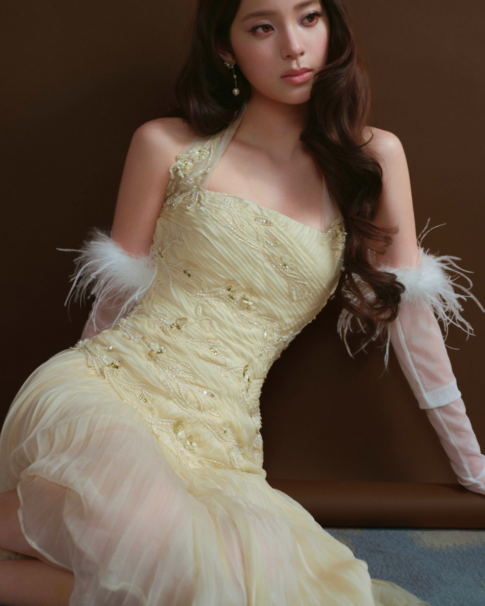 欧阳娜娜脚踩小高跟戴着白色丝手套，越来越会撩人了