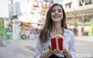 班花哄着全班在泥石流瞬间拍毕业照，身为班长的我却选择冷眼旁观，任凭他们埋骨山间
