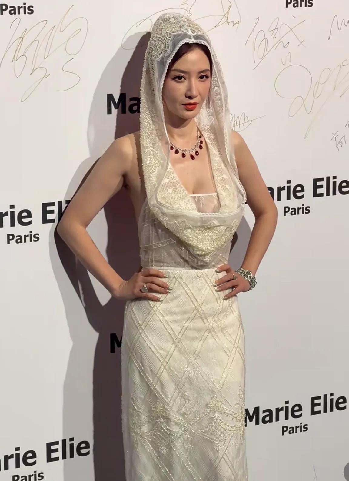 好尴尬！张萌、刘芸穿同款礼服出席活动，一样的衣服穿出不同味道