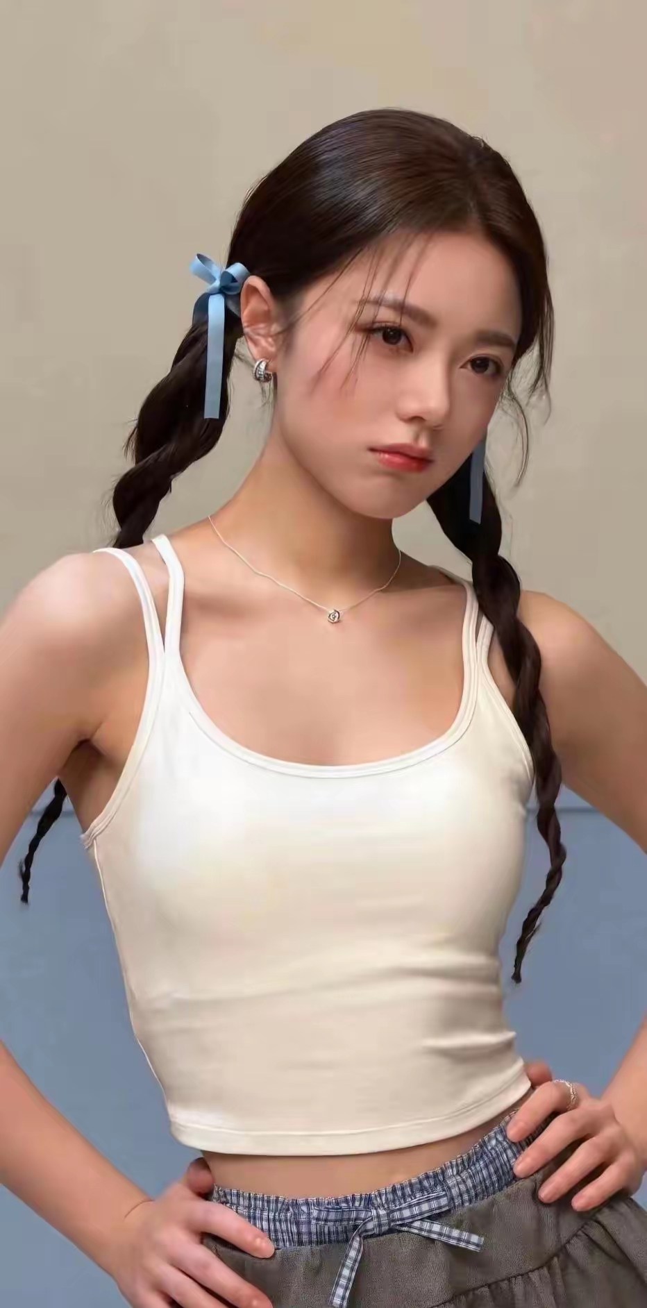 穿白背心的赵今麦