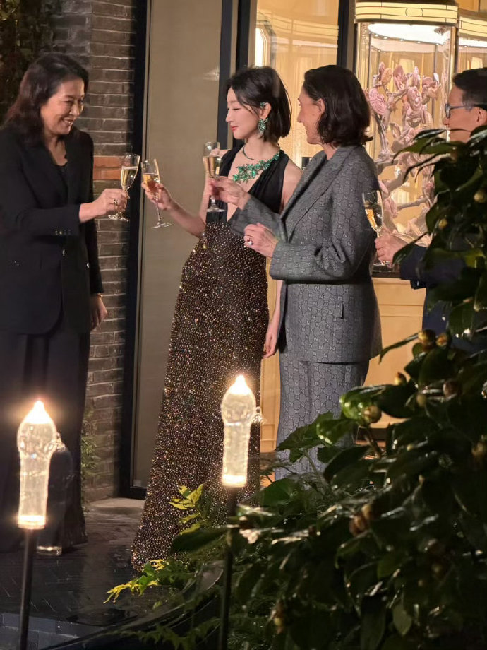 被短发的赵丽颖惊艳 不穿暴露礼服却艳压群芳 网友：林更新得避嫌了